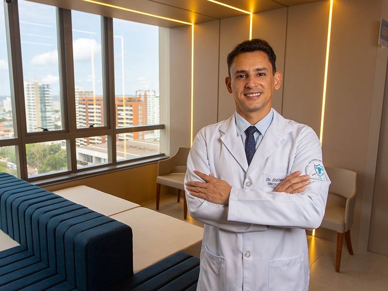 Dr. Stéfano no consultório