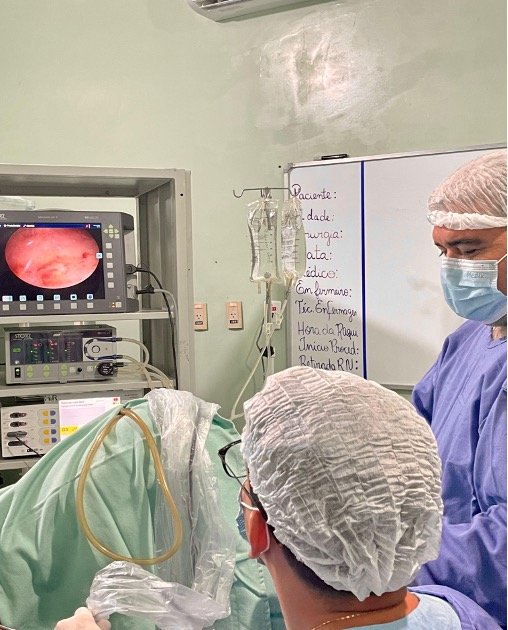 médico fazendo histeroscopia