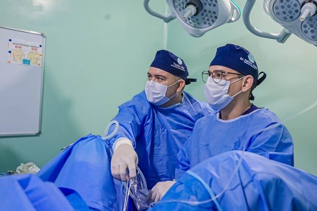 cirurgia histeroscopia
histeroscopia cirúrgica
médico realizando histeroscopia