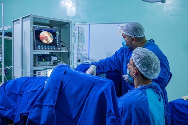 médico realizando histeroscopia.
Histeroscopia cirúrgica.
Histeroscopia